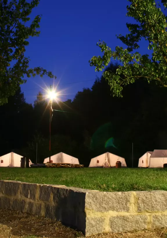 Der Zeltlagerplatz am Voithenberg bei Nacht.